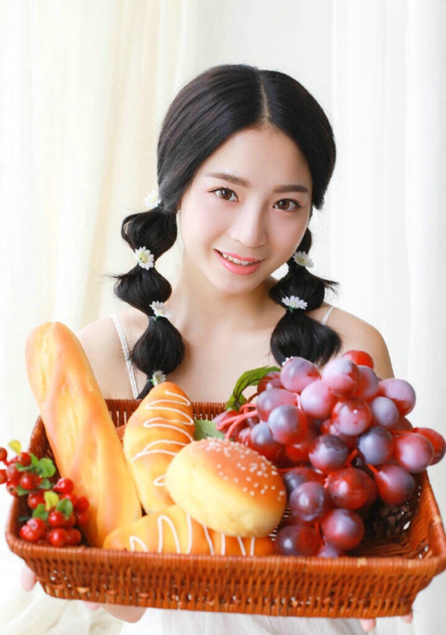 宋伊人泰国PAI县水果少女之西瓜草莓篇甜美写真图片