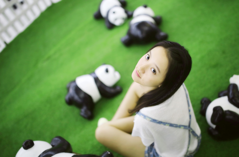 邓紫棋宣传环保 与熊猫约会图片图片