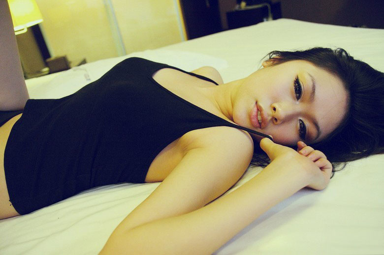 最流行表情包成熟美女废弃工厂颓废迷情诱惑图集图片