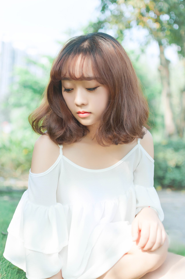 短发女孩性感美腿户外写真图片图片
