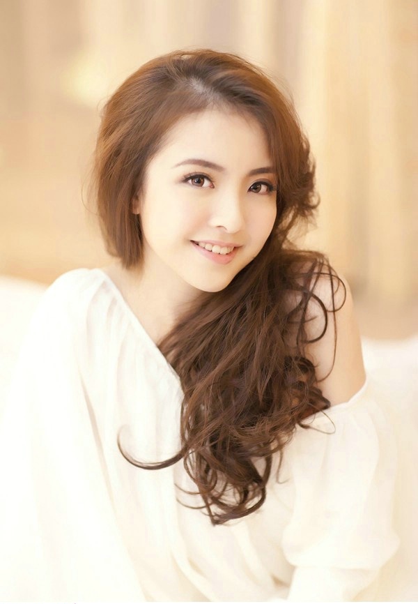 中分卷发粉红色性感诱人美女私房图片图片
