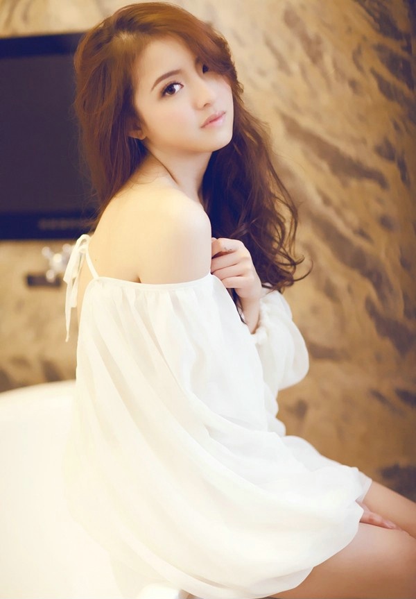 中分卷发粉红色性感诱人美女私房图片图片