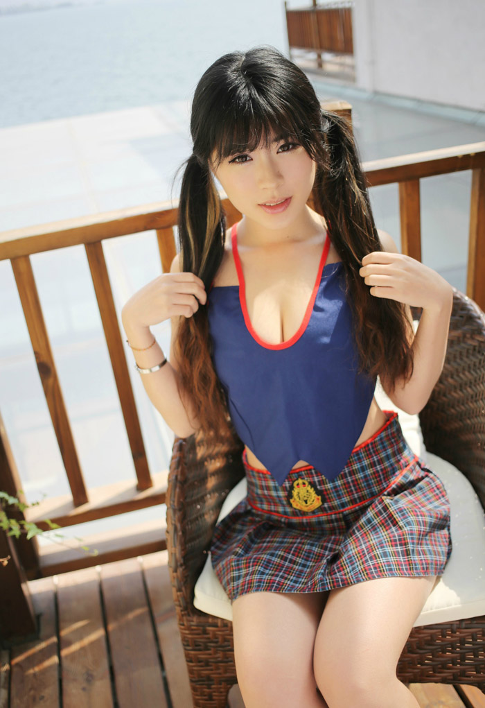 韩国忠清南道保宁女明星清纯马尾女孩刘雪妮制服短裙阳台写真照图片