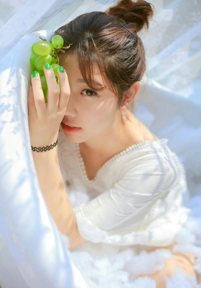 宋伊人泰国PAI县水果少女之西瓜草莓篇甜美写真图片
