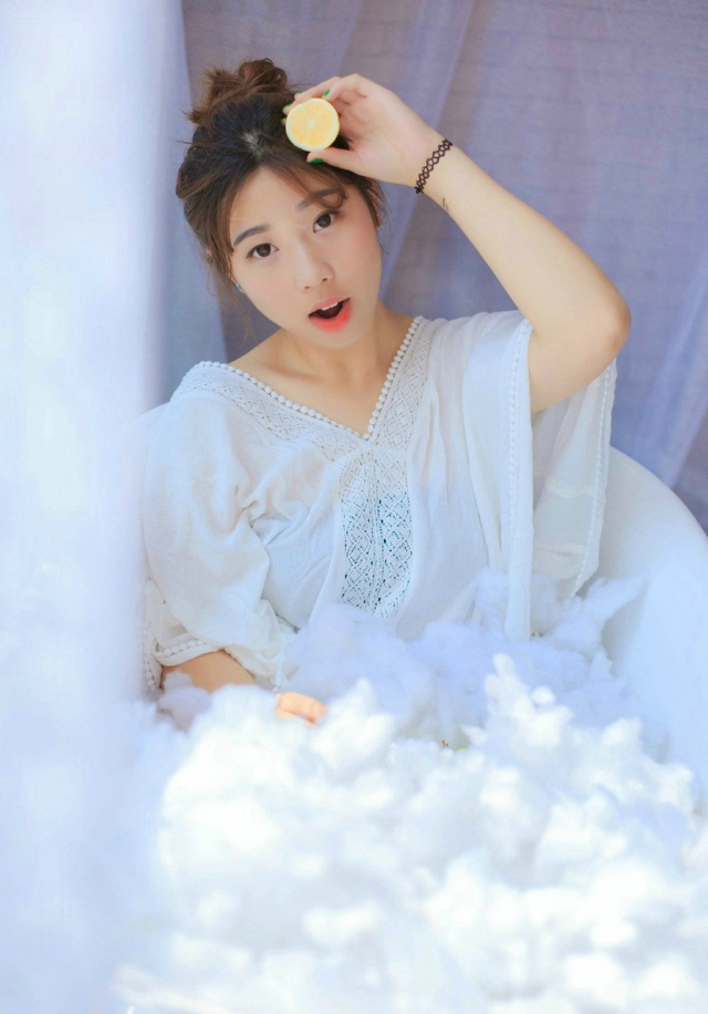 宋伊人泰国PAI县水果少女之西瓜草莓篇甜美写真图片
