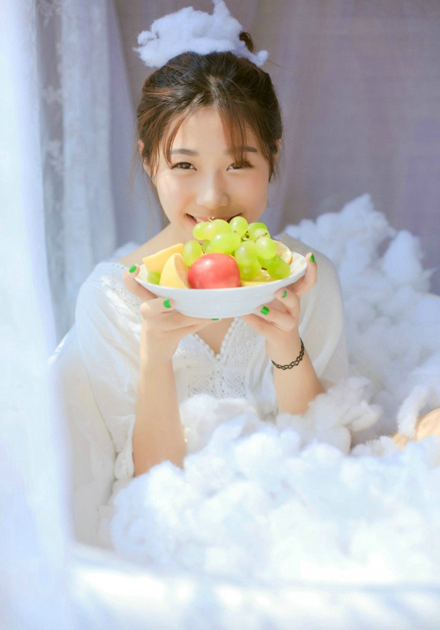 宋伊人泰国PAI县水果少女之西瓜草莓篇甜美写真图片