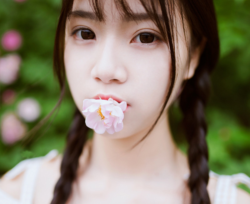 麻花辫气质邻家女孩的花海写真图片图片