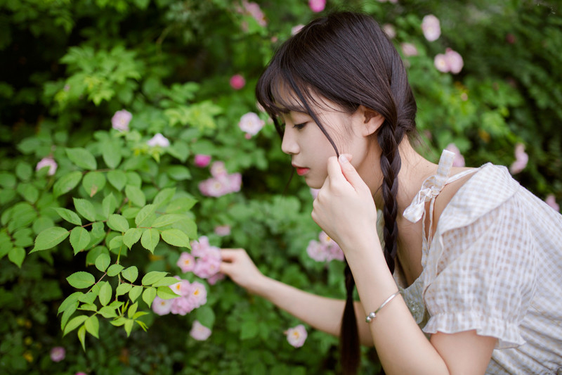 麻花辫气质邻家女孩的花海写真图片图片