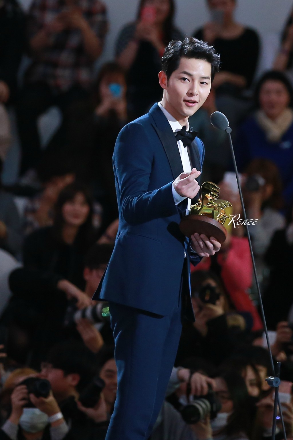 高清韩国大田广域男星宋仲基入伍前图片赵寅成及1400多名粉丝含泪告别图片