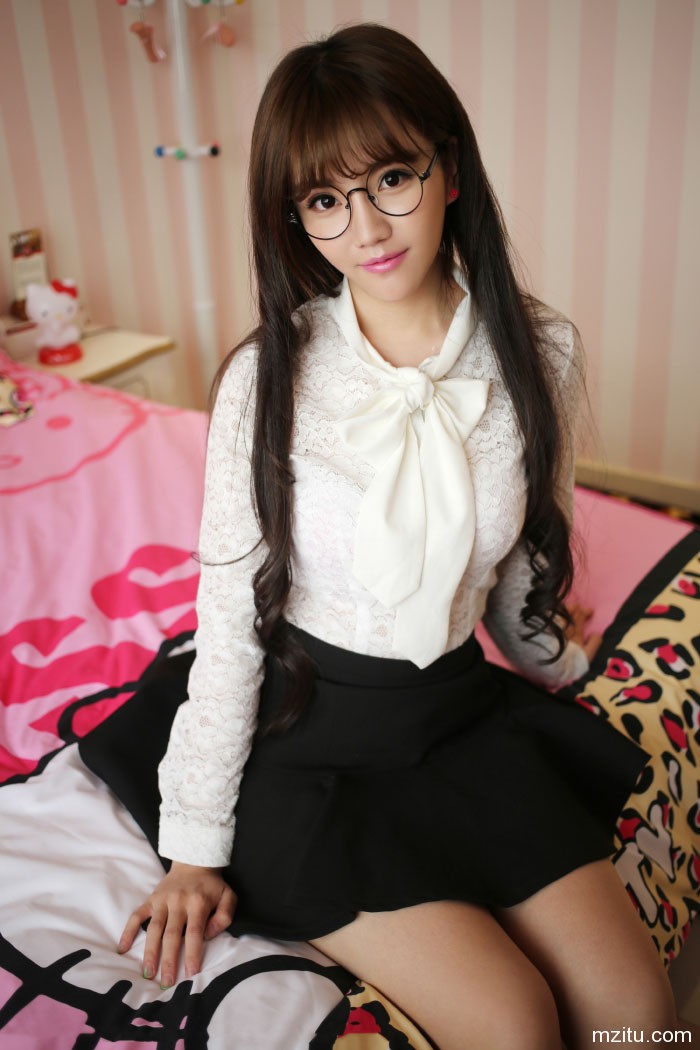 诱惑美女肉色丝袜修长美腿丰满妩媚身材职业装美女写真(三)图片