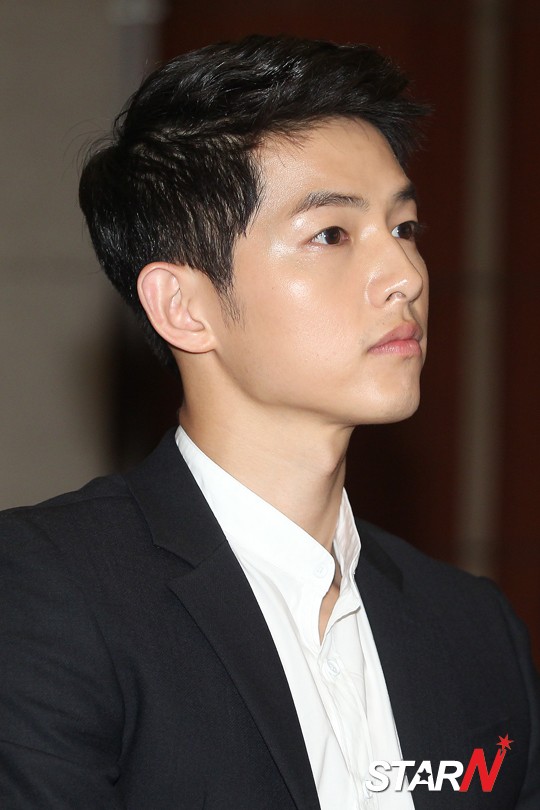 高清韩国大田广域男星宋仲基入伍前图片赵寅成及1400多名粉丝含泪告别图片