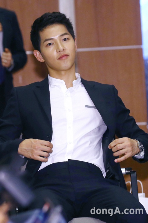 高清韩国大田广域男星宋仲基入伍前图片赵寅成及1400多名粉丝含泪告别图片