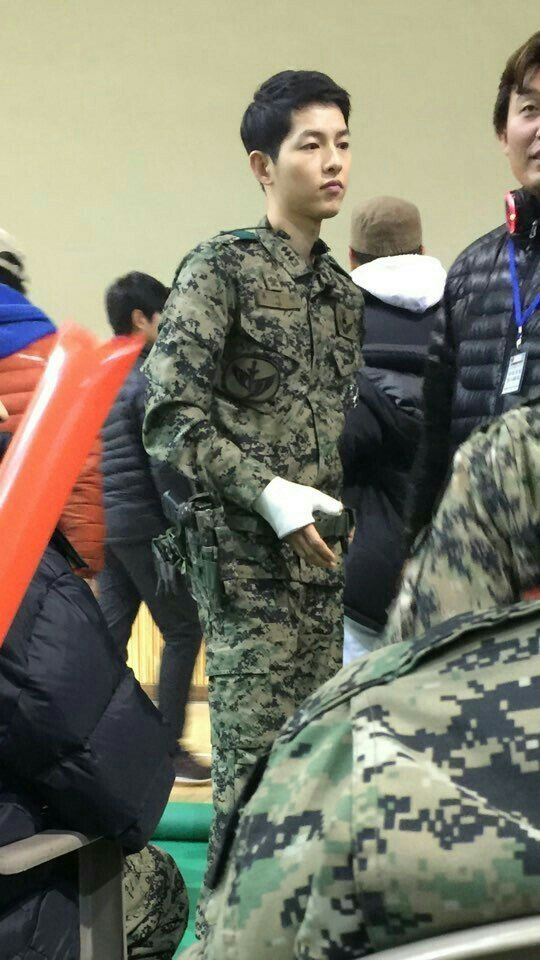 高清韩国大田广域男星宋仲基入伍前图片赵寅成及1400多名粉丝含泪告别图片