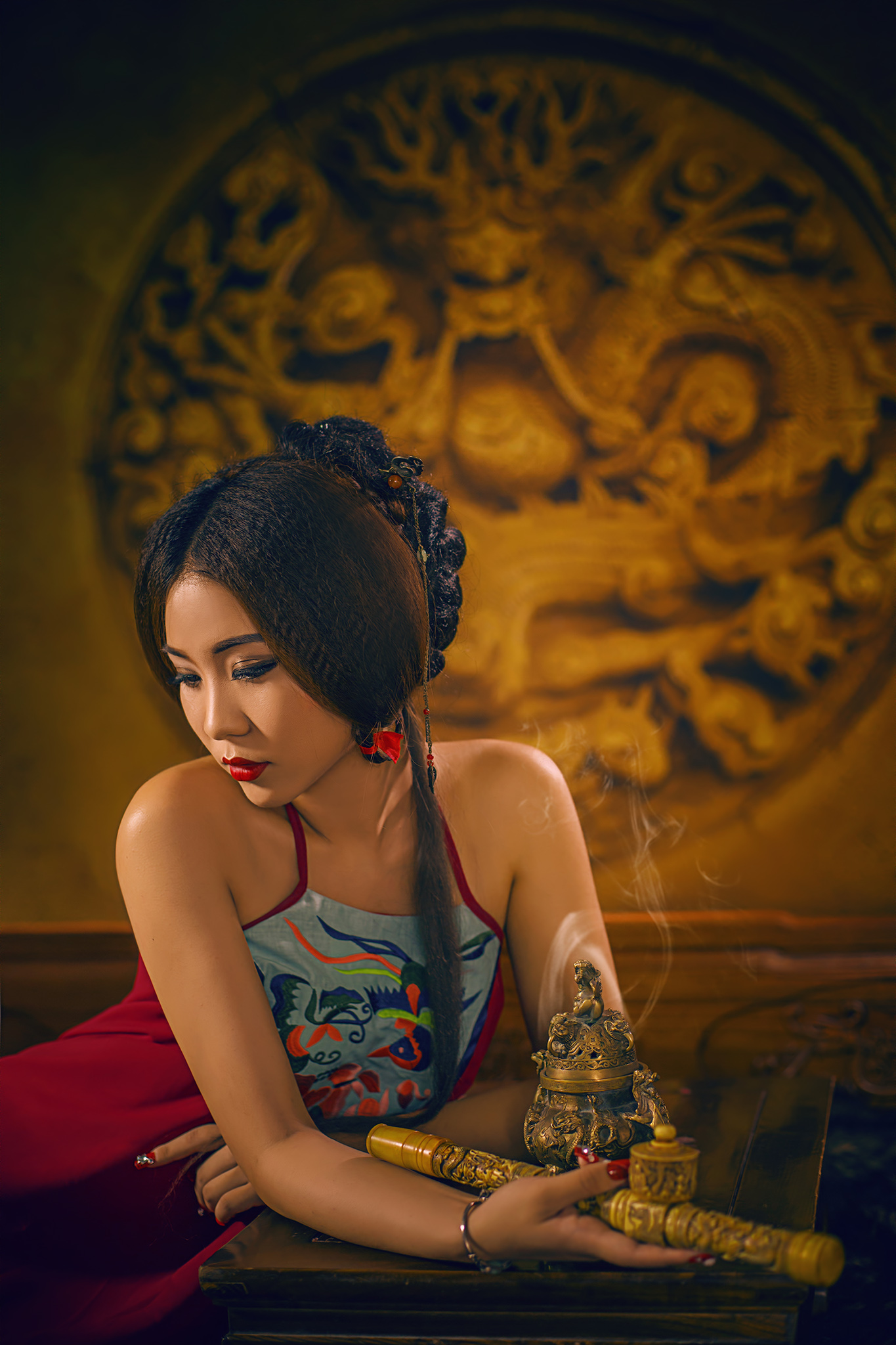 古装美女性感肚兜白皙美腿美女写真图图片