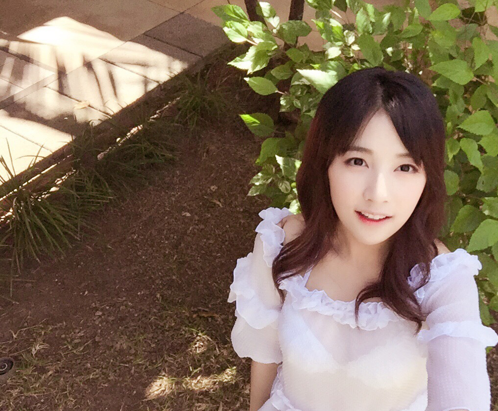 湖北武汉女演员赵粤荧光外套性感舞台照图片图片