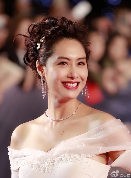 影视上海女演员45岁朱茵北京电影节红毯现场照图片