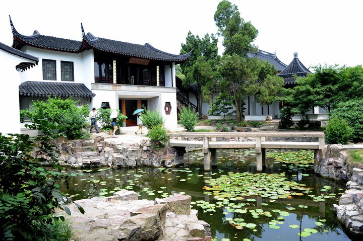 赵雅芝户外花园唯美优雅时尚大片写真图片