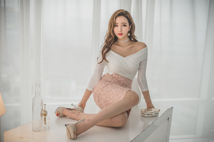 性感嫩模丰胸细腰长腿迷人写真图片