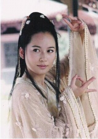 吴倩婚纱长裙唯美写真图片 武大校花吴倩图片写真集合图片
