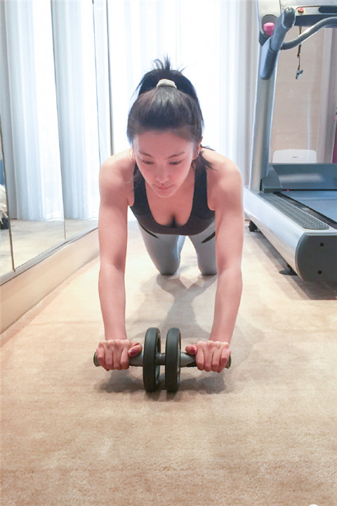 萌妹系赵丽颖秀肌肉了:这些女星的身材让你没想到吧图片