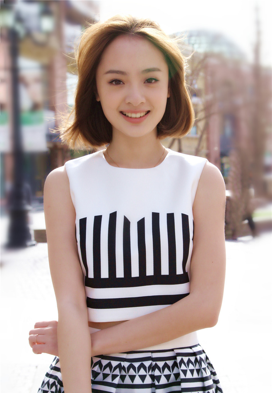 美女明星孙铱短发阳光写真展清新气质图片