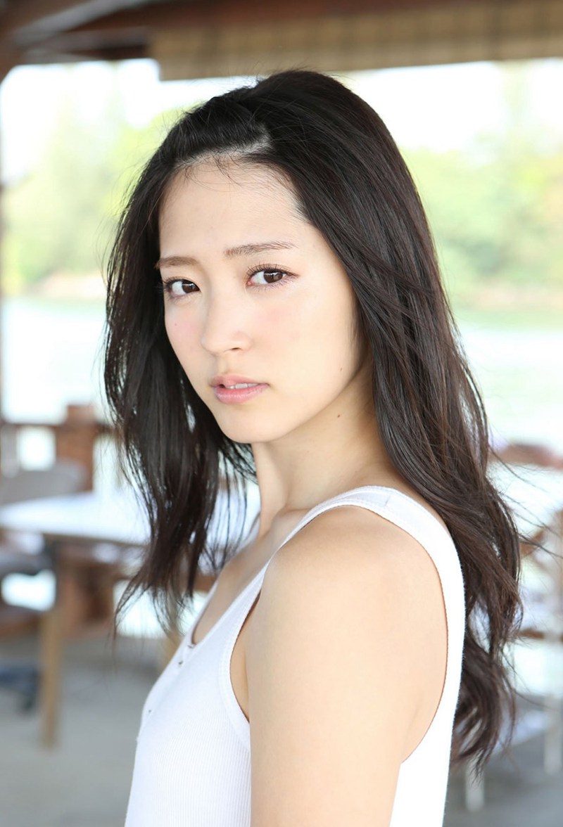 日本千叶女歌手铃木爱理桌面壁纸之居家写真图片