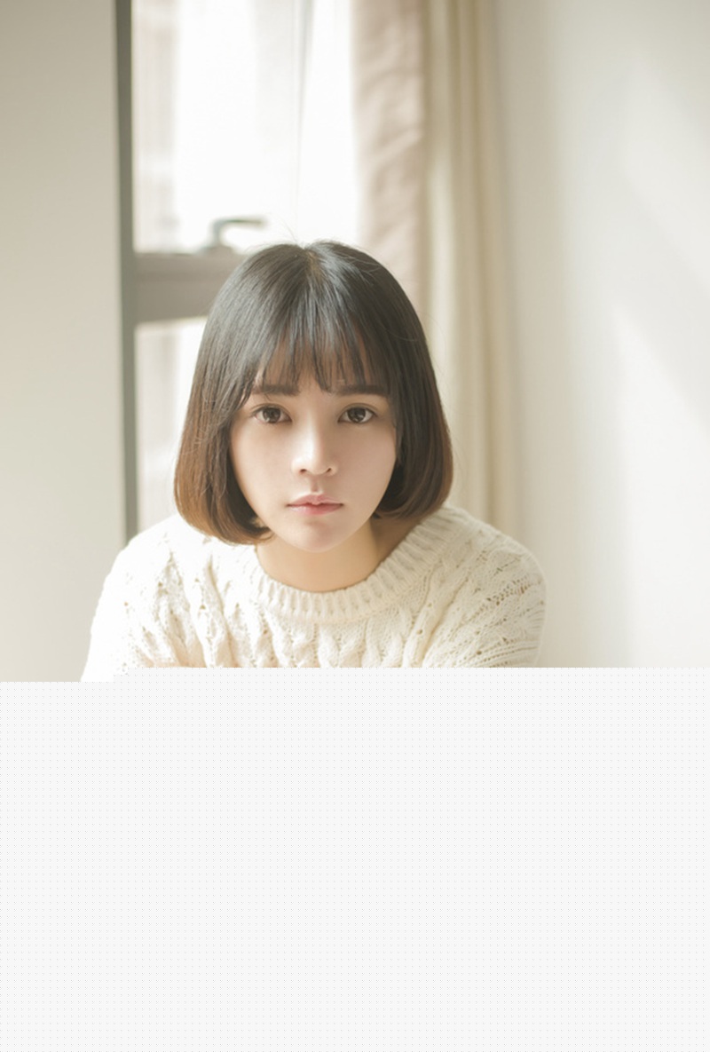 短发美女抹胸蕾丝裙性感露肩迷人写真图片