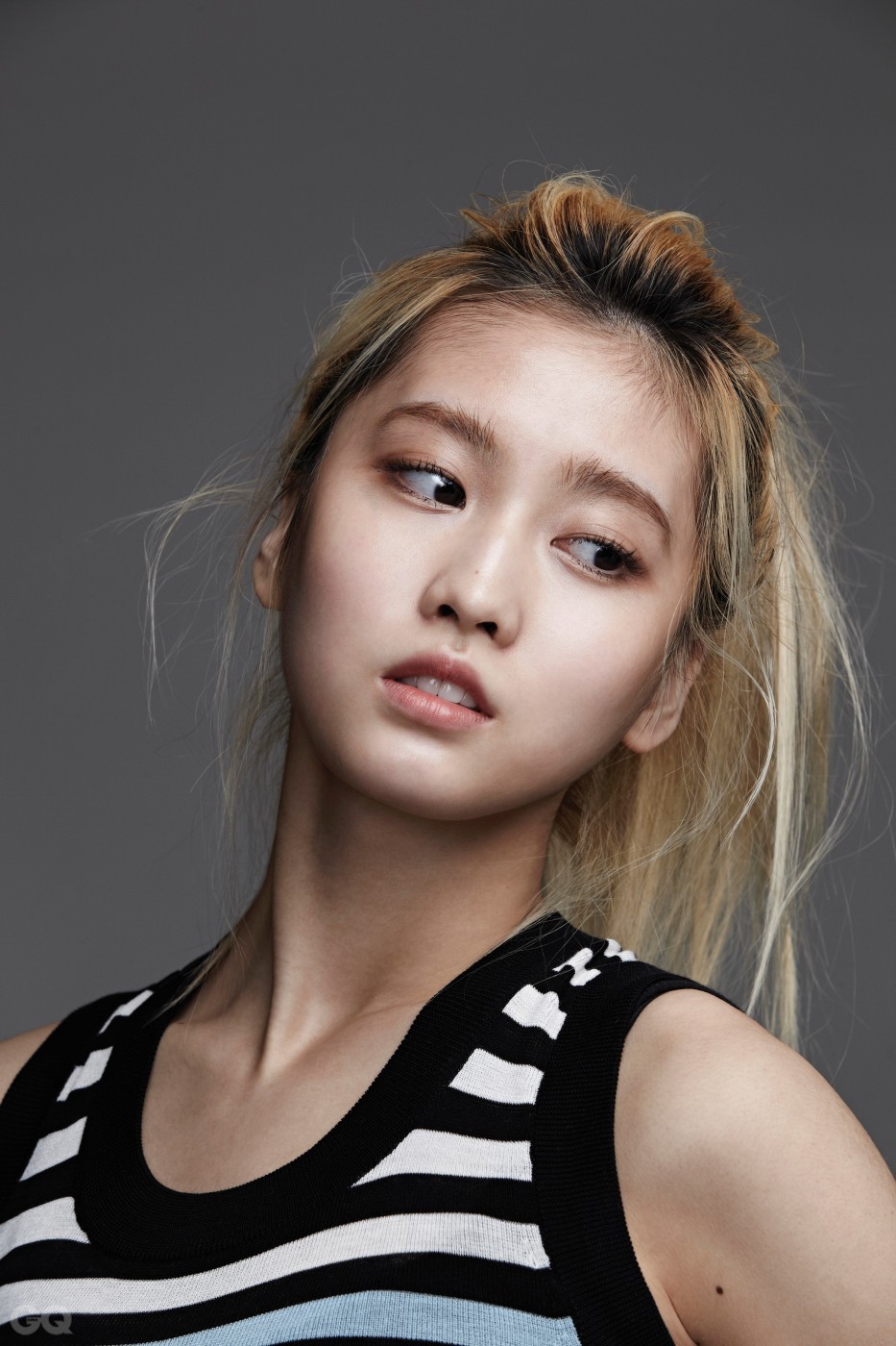 丸子头美女性感香肩诱惑写真图片图片