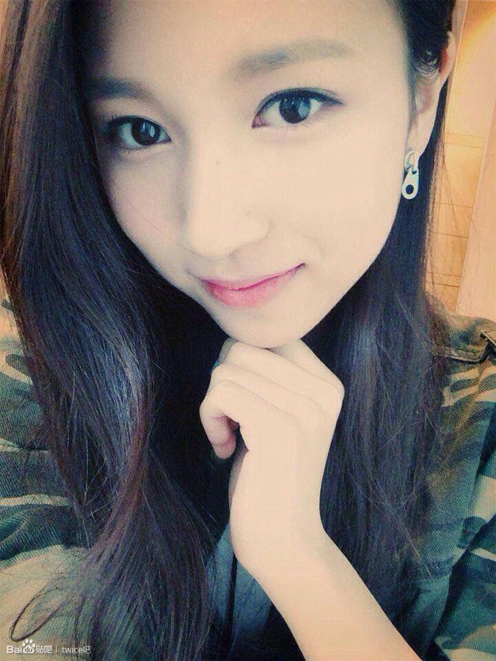 丸子头美女性感香肩诱惑写真图片图片