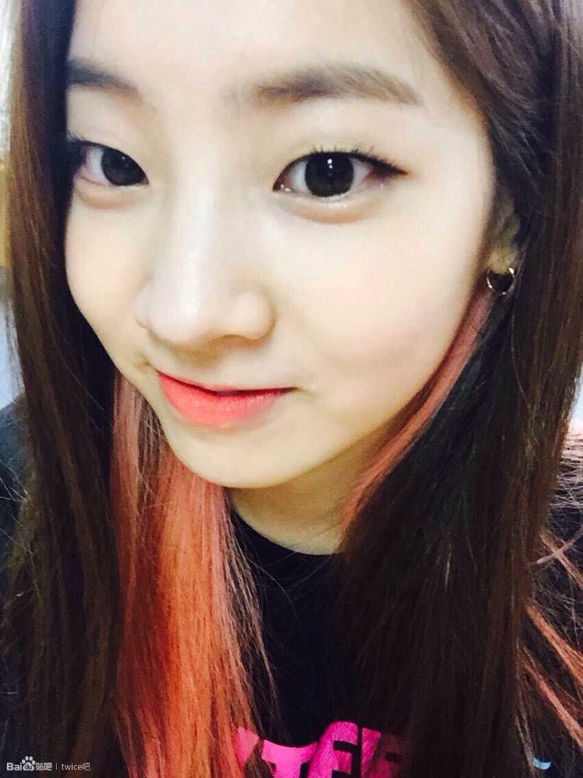 丸子头美女性感香肩诱惑写真图片图片