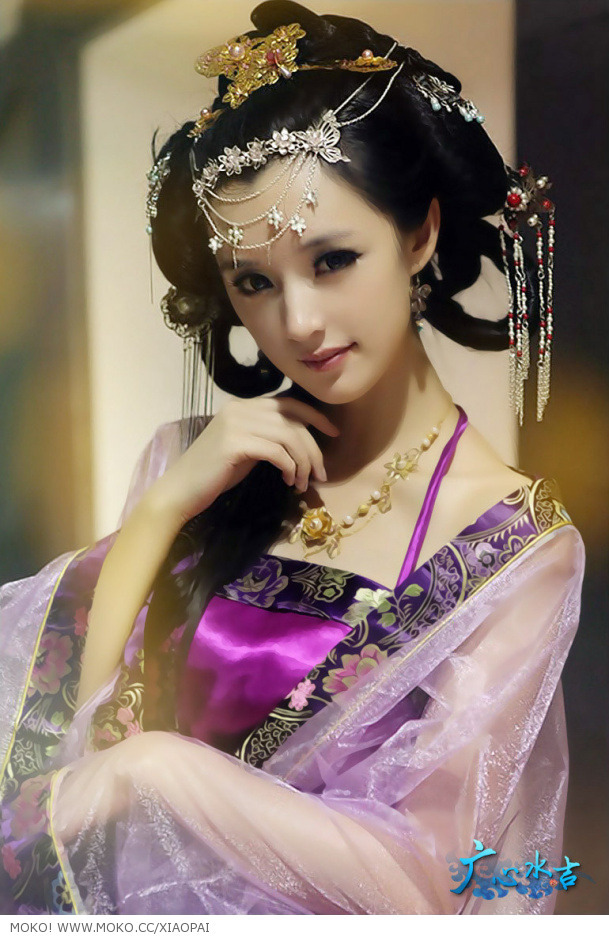 辣妈杨幂登杂志封面，演绎粉红系少女图片