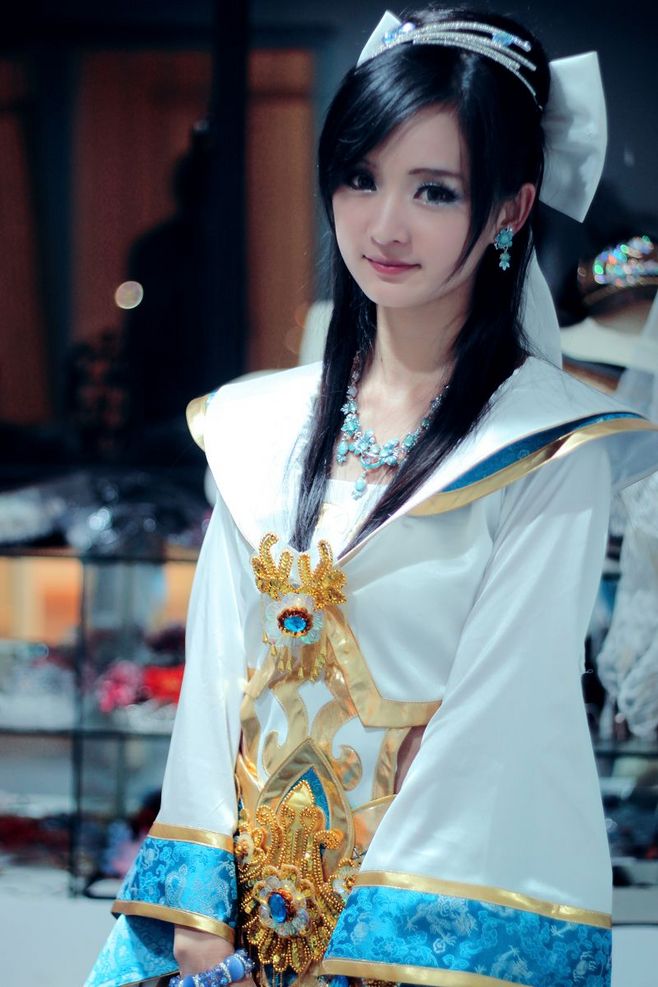 辣妈杨幂登杂志封面，演绎粉红系少女图片