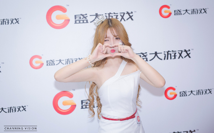 美女艾西图片