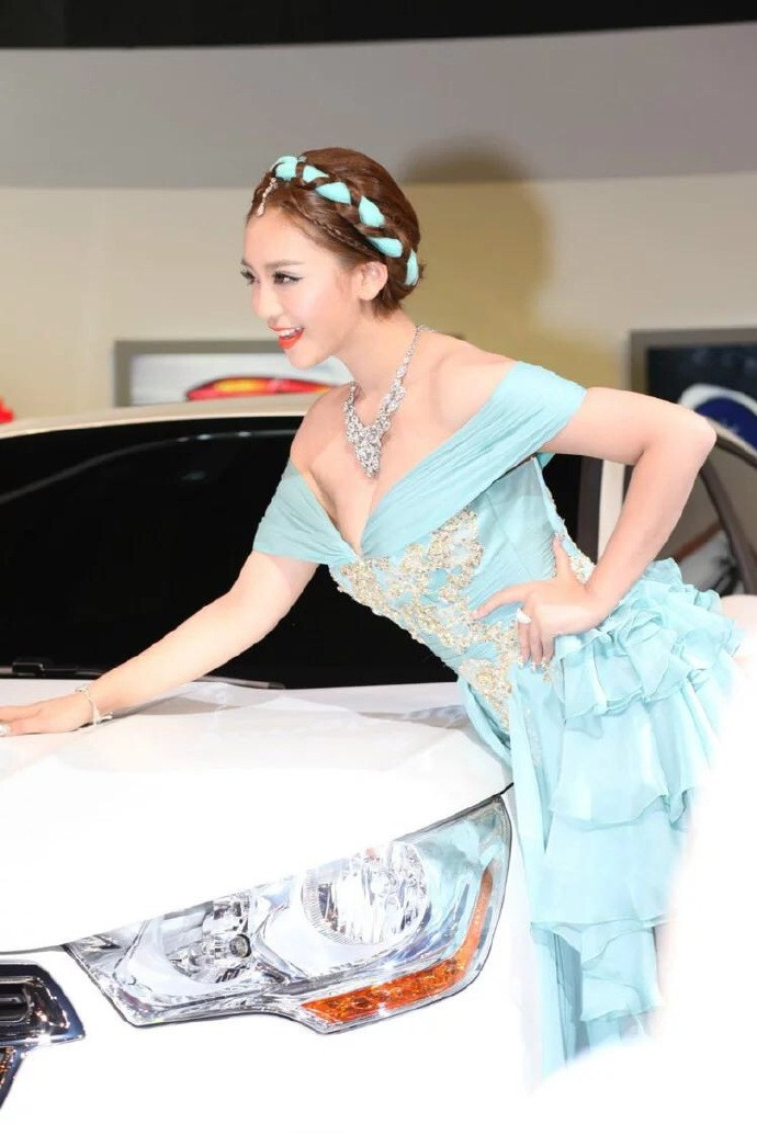 中国内地女演员极品美女模特曹阳香肩撩人摄影图片图片