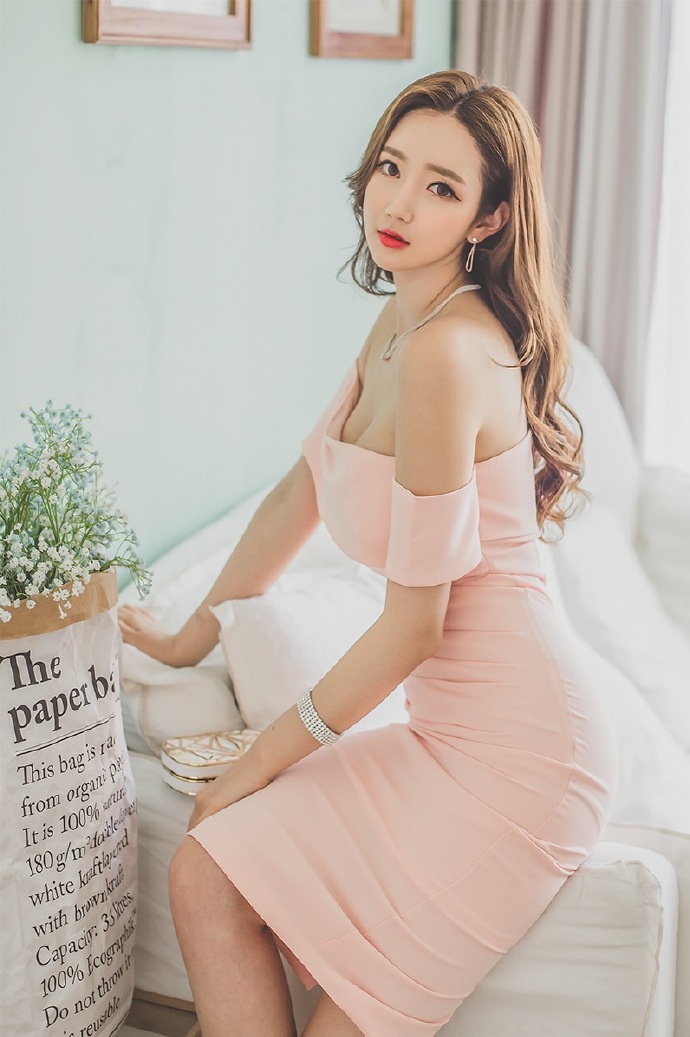 中分卷发粉红色性感诱人美女私房图片图片