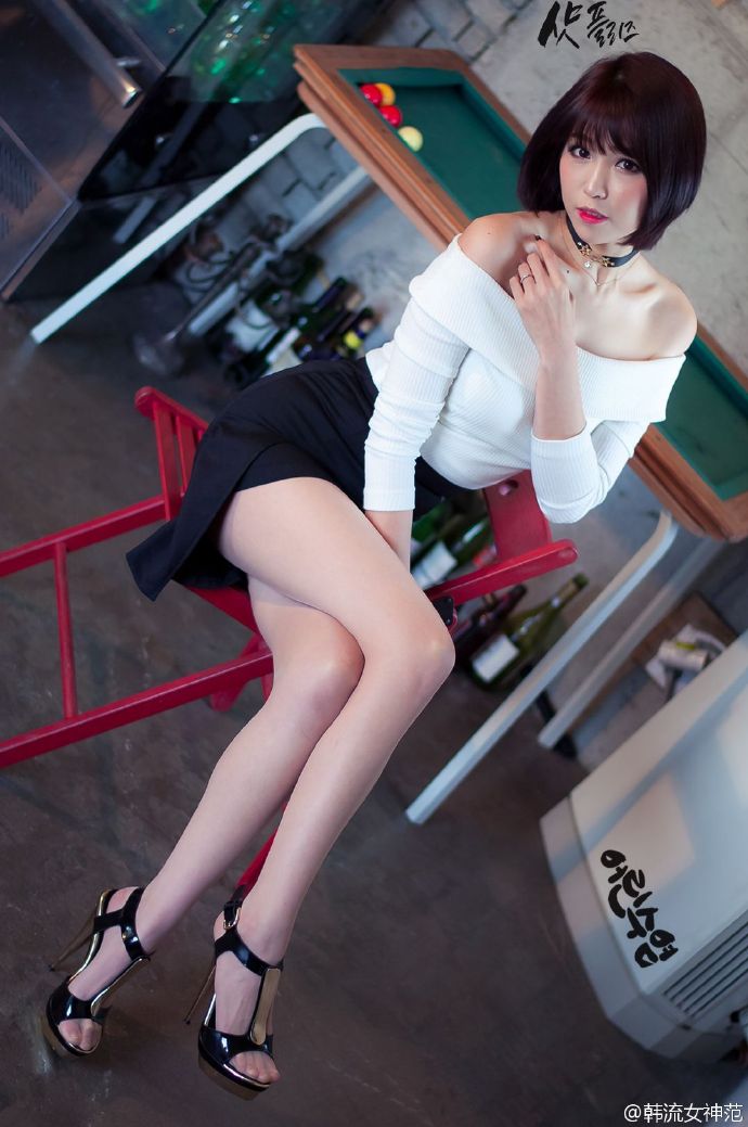 短发美女抹胸蕾丝裙性感露肩迷人写真图片