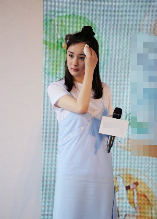 杨幂扎半丸子头现身户外狂擦汗女人味十足图片
