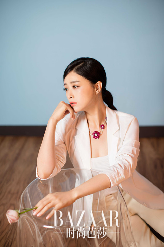 高清内地祖籍湖南益阳女演员华妃蒋欣诠释性感中的小清新时尚唯美写真图片
