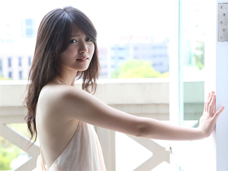 日本千叶女歌手铃木爱理桌面壁纸之清纯户外写真图片