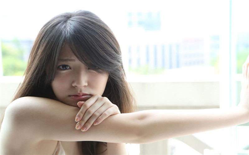 日本千叶女歌手铃木爱理桌面壁纸之清纯户外写真图片