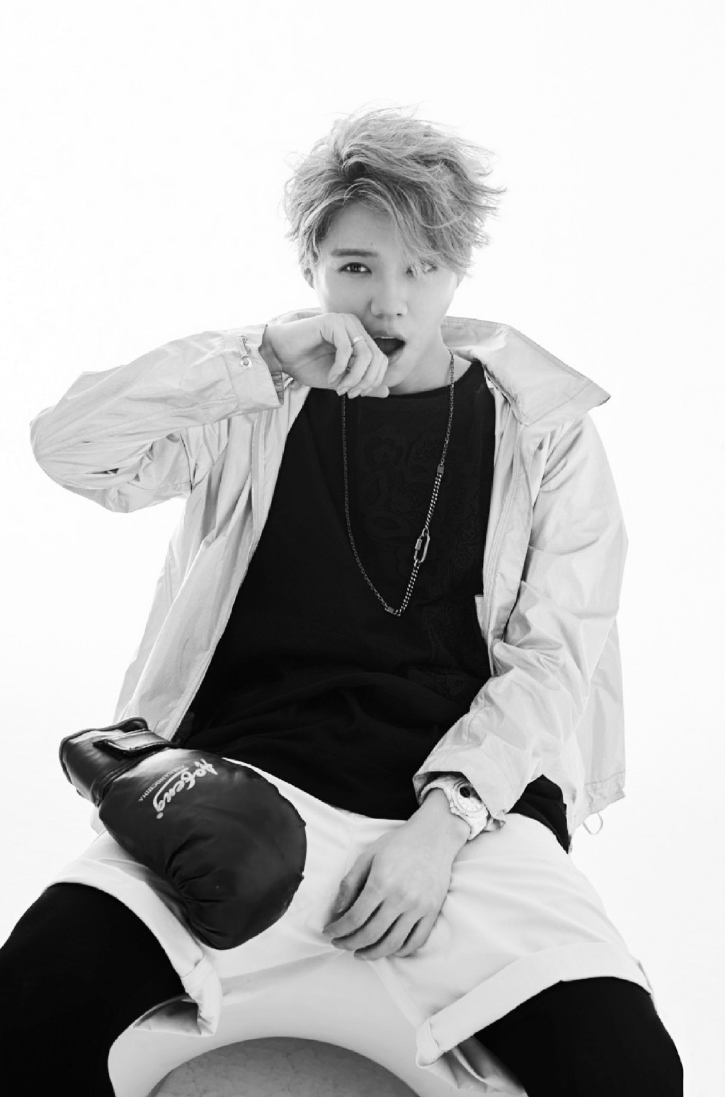 鹿晗GAON CHART 撒汗热舞 帅气西服迷倒千万粉丝图片
