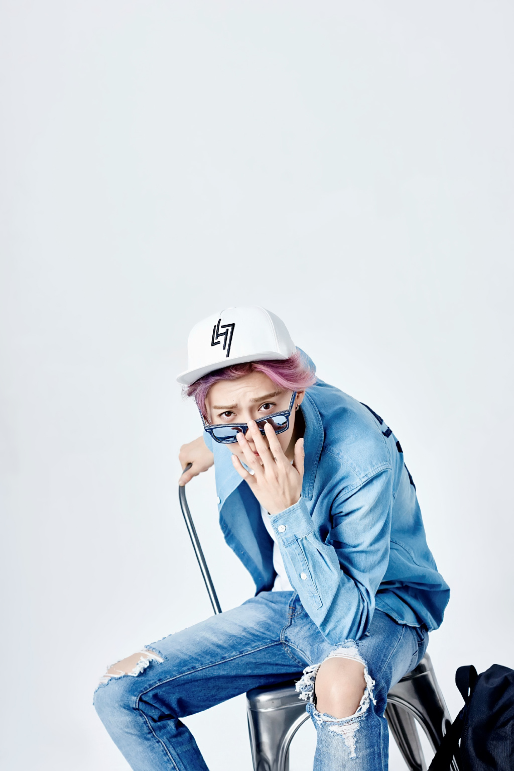 鹿晗GAON CHART 撒汗热舞 帅气西服迷倒千万粉丝图片
