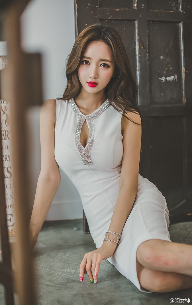 中分卷发粉红色性感诱人美女私房图片图片
