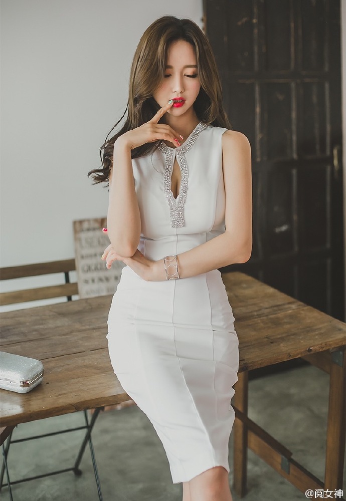 中分卷发粉红色性感诱人美女私房图片图片