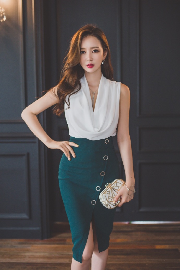 中分卷发粉红色性感诱人美女私房图片图片