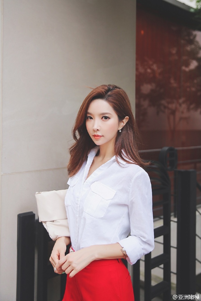 中分卷发粉红色性感诱人美女私房图片图片
