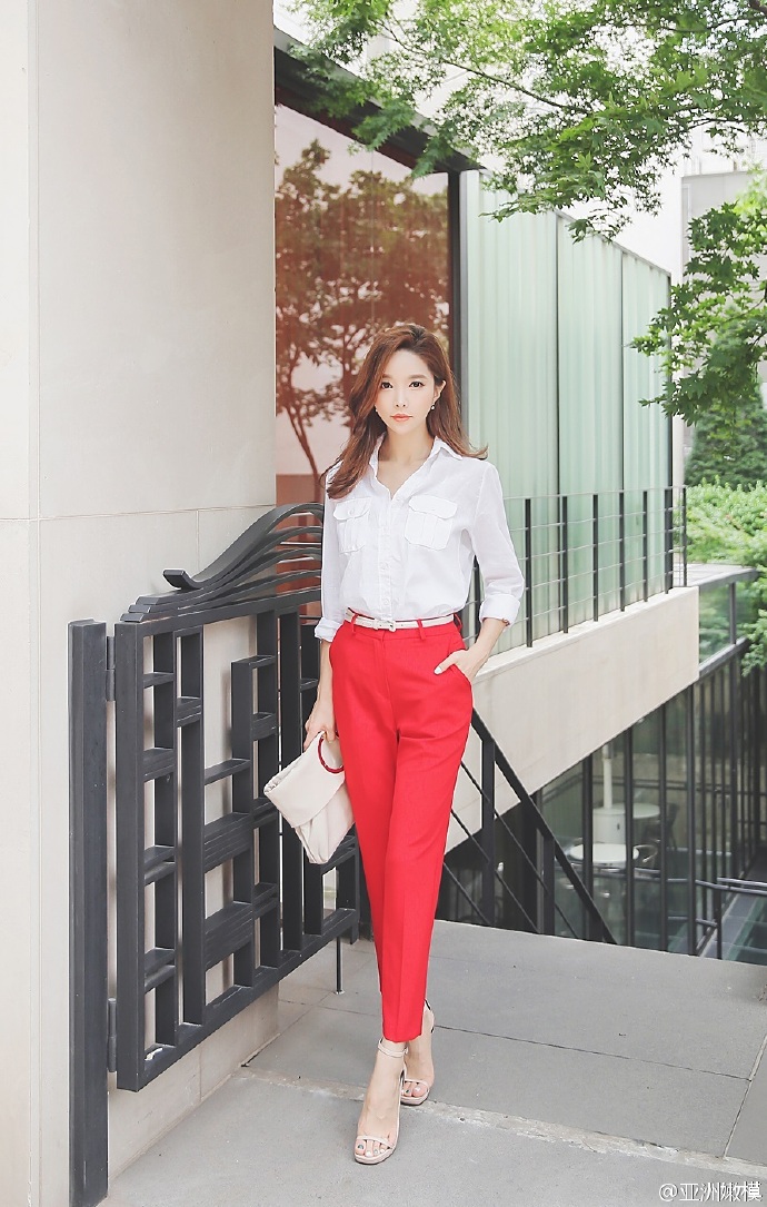 中分卷发粉红色性感诱人美女私房图片图片