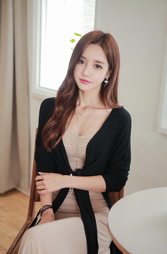 拿着手包的骨感美女性感美腿写真图片