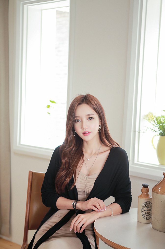 拿着手包的骨感美女性感美腿写真图片