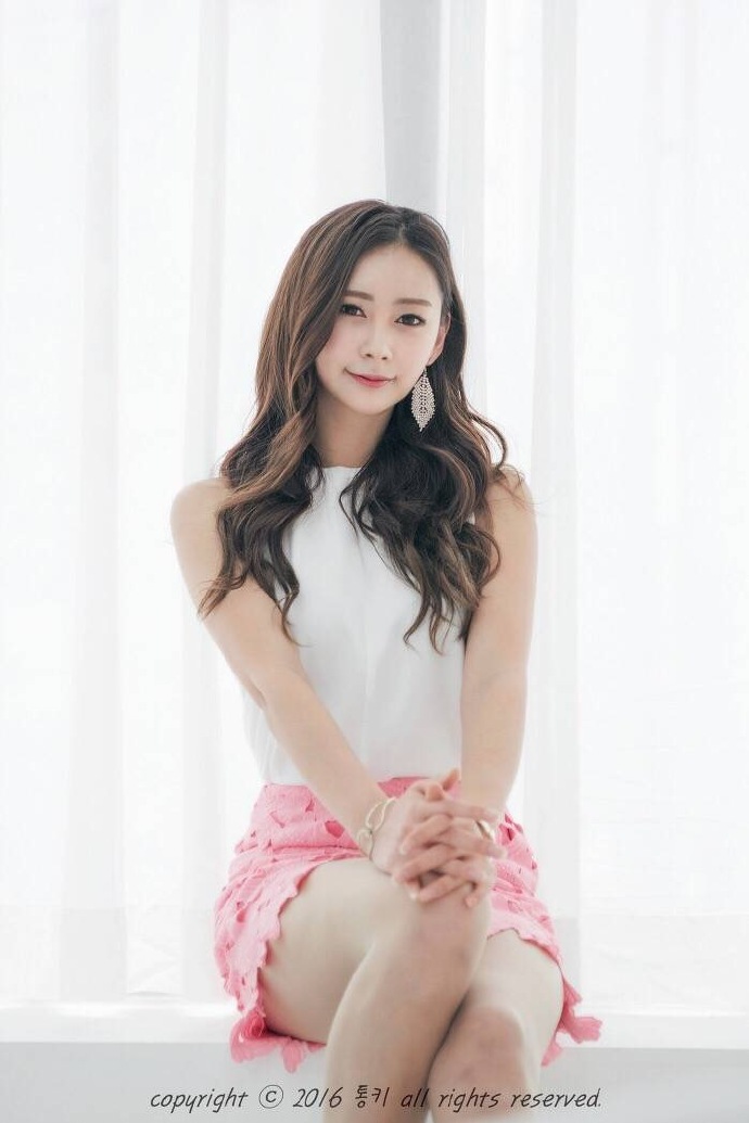 中分卷发粉红色性感诱人美女私房图片图片